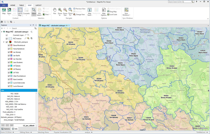 Ukážka prostredia: na obrázku vidíte oblasti PSČ zafarbenú podľa obchodného zástupcu v prostredí aplikácie MapInfo Viewer. 
Vľavo sa nachádza ovládač vrstiev, popis na mape ukazuje kód PSČ a meno obchodného zástupcu.